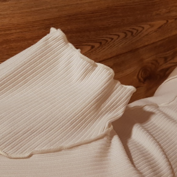 ☁️Windsor White Short-Sleeve Crop Top☁️ - Picture 3 of 7